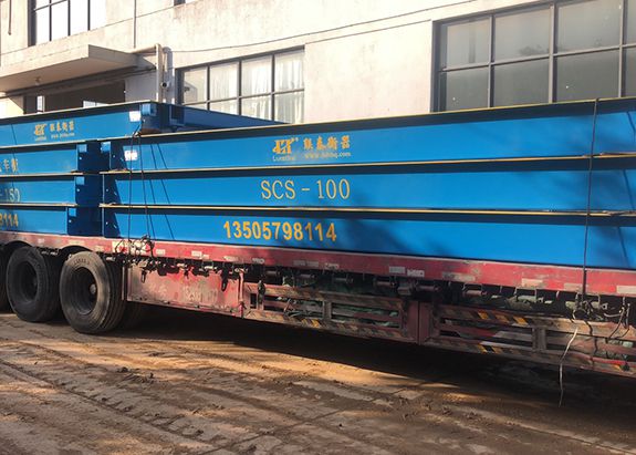 一大掛吊車(chē)到現(xiàn)場(chǎng)，等待吊機(jī)現(xiàn)貨